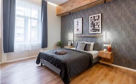Exclusive Dohany Apartment With Balcony Next To The New York Cafe